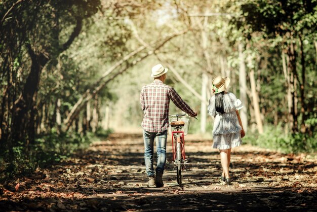 felice coppia romantica in amore al lago all&#39;aperto