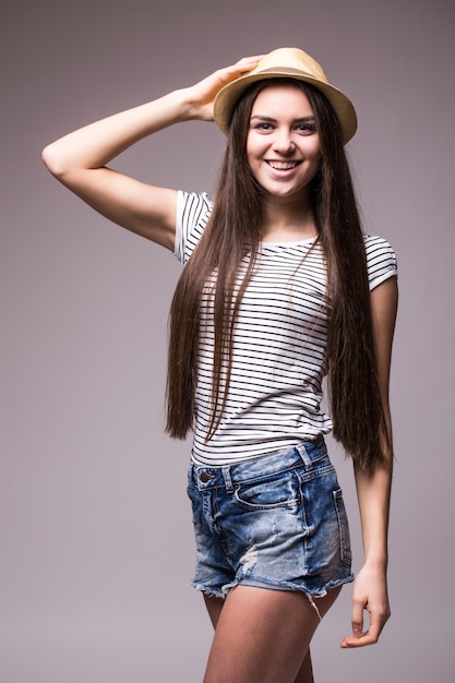 Felice donna allegra che indossa fedora di paglia estate guardando al lato sopra la spalla