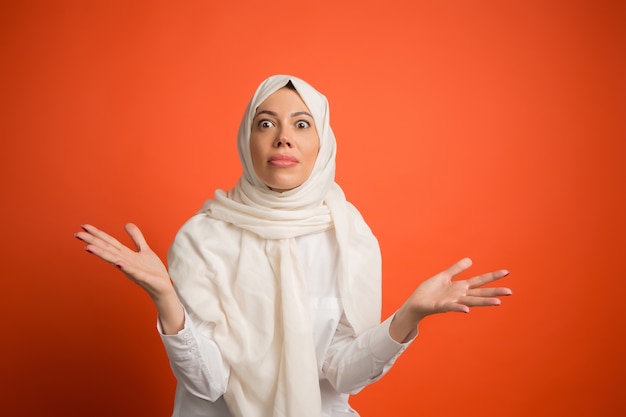 Felice donna araba in hijab