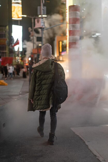 Felice donna di moda entusiasta di essere a Times Square, New York