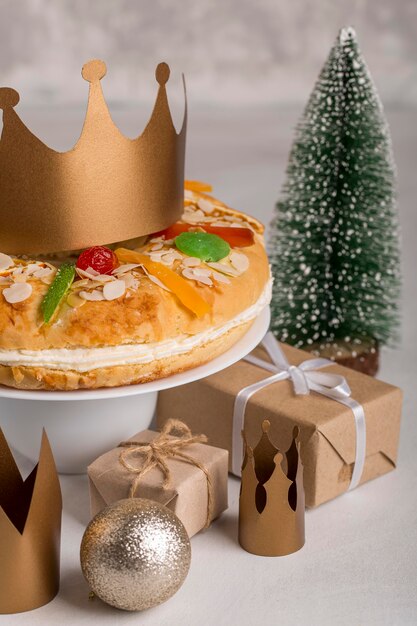 Felice epifania gustosa torta e globi natalizi