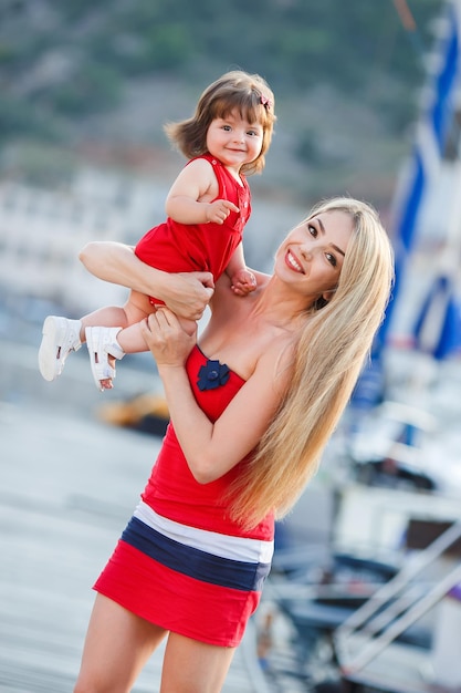 felice famiglia di madre e bambino carino all'aperto