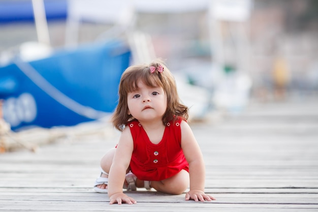 felice famiglia di madre e bambino carino all'aperto