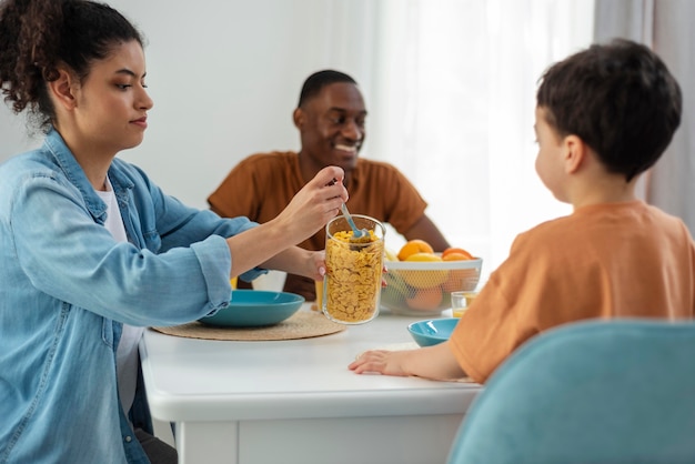 Felice famiglia nera con la madre che serve bambino