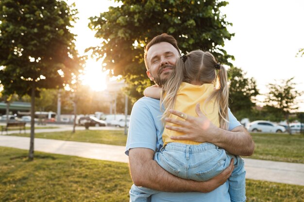 felice famiglia padre e figlia nel parco