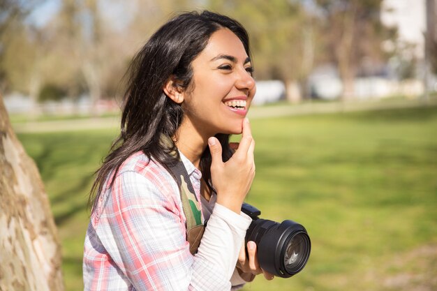 Felice fotografo femminile allegro divertendosi