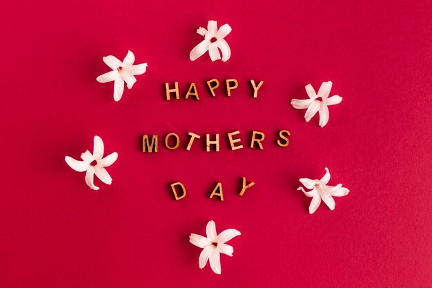 Felice giorno di madri congratulazioni tra i fiori