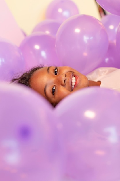 Felice giovane bella ragazza alla festa festiva