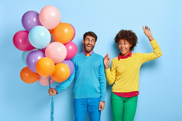 felice giovane coppia a una festa in posa con palloncini