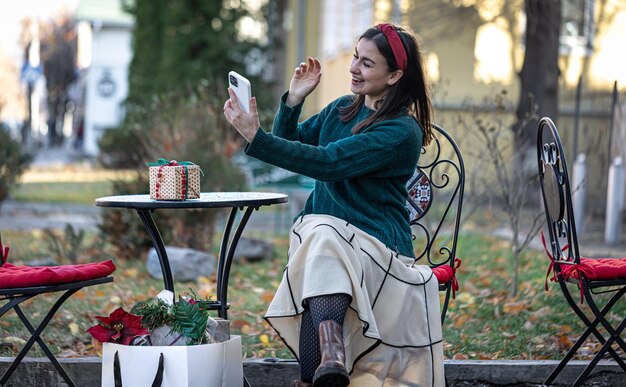 Felice giovane donna che si fa un selfie mentre si prepara per le vacanze di natale