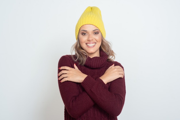 Felice giovane donna con cappello giallo