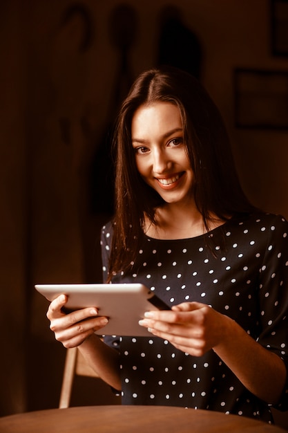 Felice giovane donna con il tablet