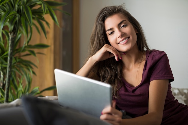 Felice giovane donna con tavoletta digitale