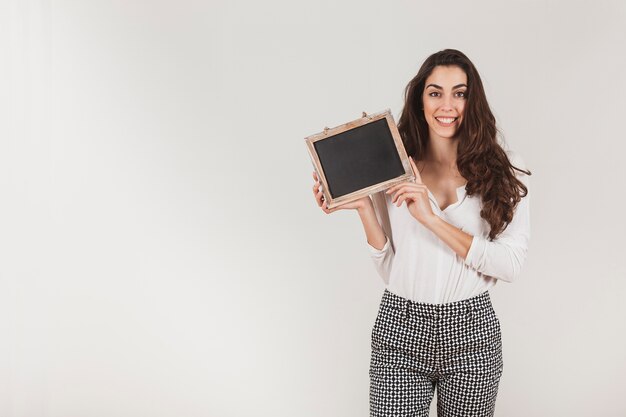 Felice giovane donna in posa con una tabula