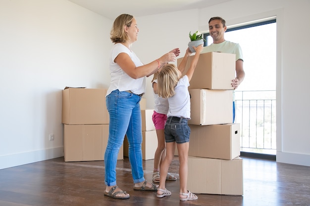 Felice giovane famiglia con contenitori per il trasloco nella loro nuova casa