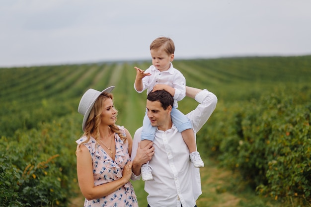 Felice giovane famiglia Papà, mamma e figlio piccolo sembra felice nel parco