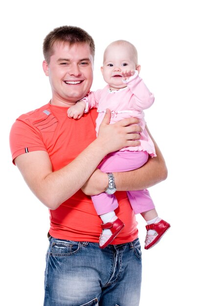 Felice giovane padre con un sorriso attraente che tiene il suo bambino sulle mani