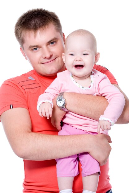 Felice giovane padre con un sorriso attraente tenendo il suo bambino sopra
