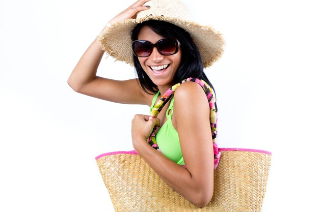 Felice giovane ragazza con cappello e verde bikini