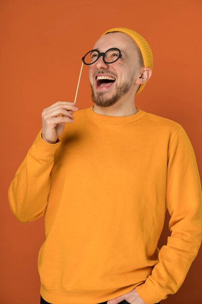 Felice giovane uomo che ride al chiuso