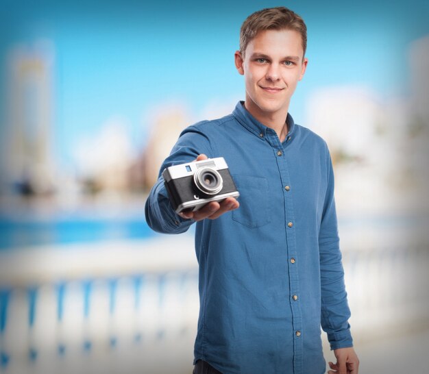 felice giovane-uomo con la macchina fotografica