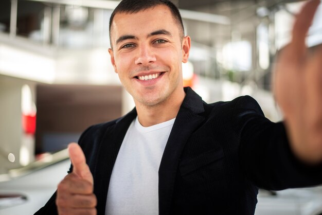 Felice giovane uomo elegante sorridente