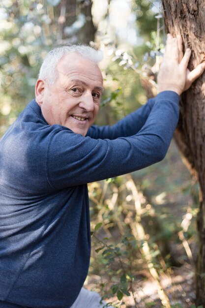 Felice l&#39;uomo anziano facendo si estende