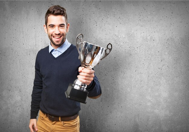 Felice l&#39;uomo con un trofeo