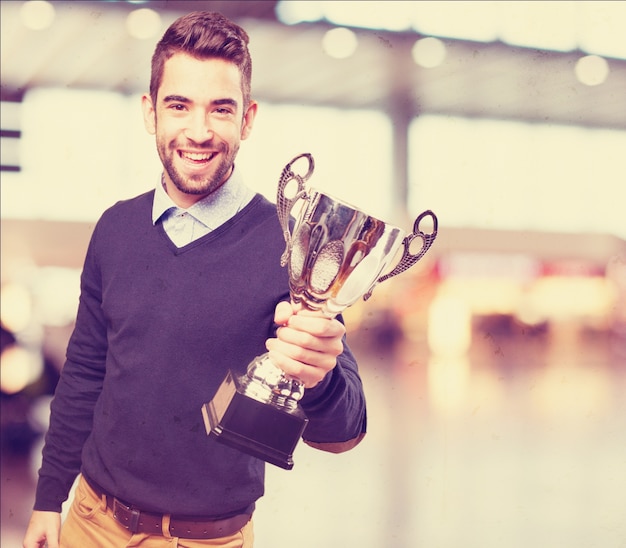 Felice l&#39;uomo con un trofeo