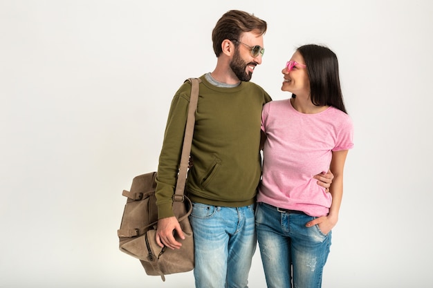 Felice l'uomo e la donna che viaggiano insieme abbracciando isolato sorridente camminando nell'amore