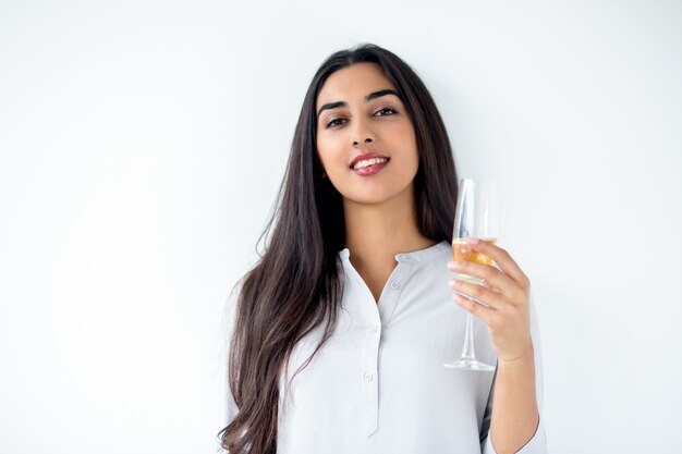 Felice latino americano donna con flute di champagne