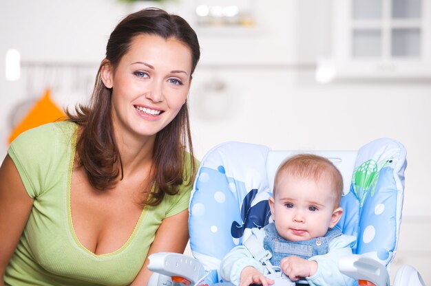 Felice madre con bambino in cucina