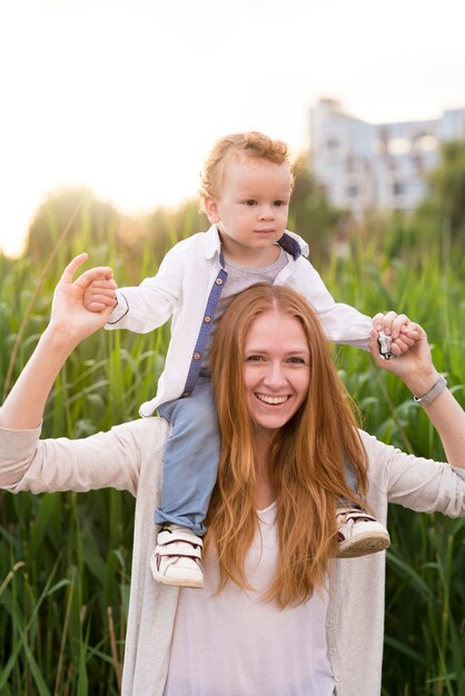 Felice madre con bambino in natura