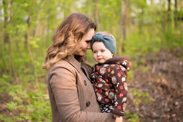 Felice madre con bambino in natura