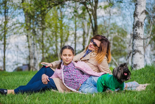 Felice madre e figlia che presentano nel parco