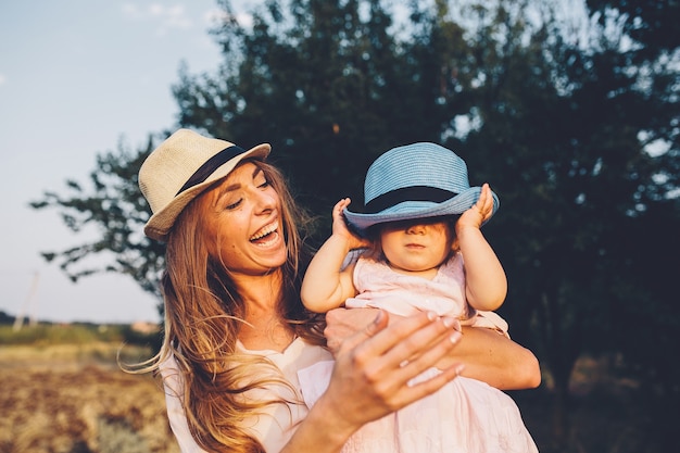 Felice madre e figlia che ridono insieme all'aperto