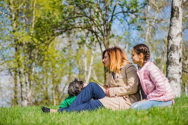 Felice madre e figlia con cane nel parco