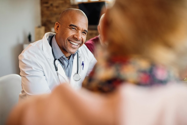 Felice medico afroamericano in visita a casa