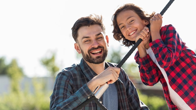 Felice padre e figlio insieme al parco