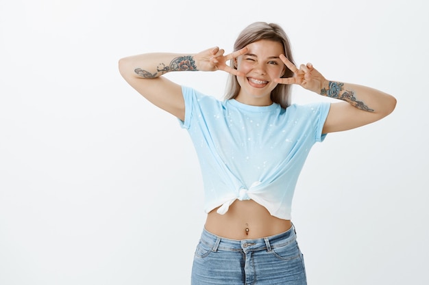 Felice ragazza bionda in posa in studio