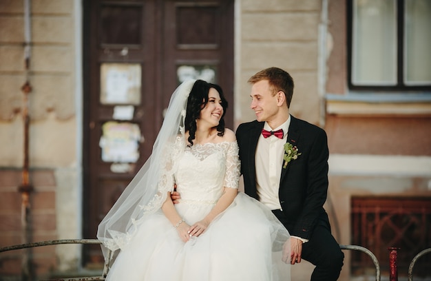 Felice sposi in posa su sfondo urbano