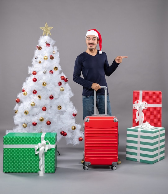 felice uomo di Natale con il cappello della santa che mostra la direzione