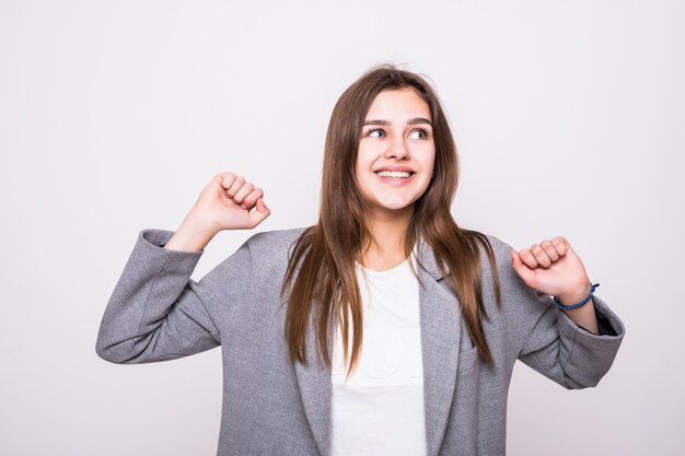 Felice vincitore. Donna di affari di successo che celebra grida e danza della gioia che vince sul fondo bianco