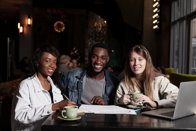 Felici amici multiculturali nel coffeeshop