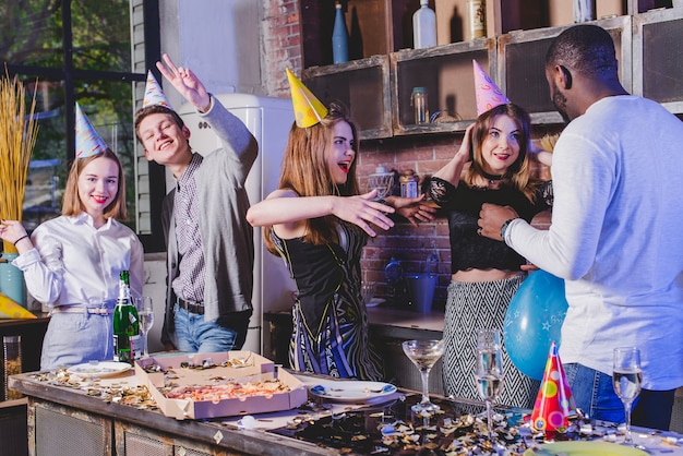 Felici che celebrano sulla cucina