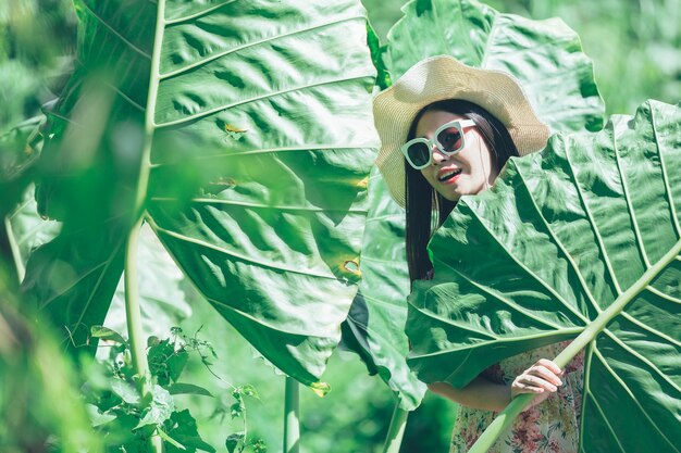 felicità bella donna asiatica indossando occhiali da sole nel parco