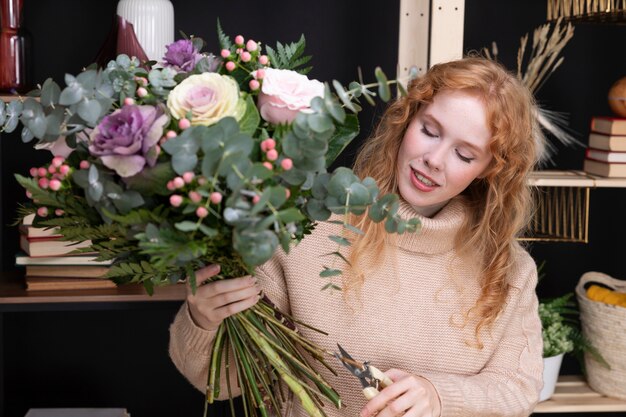 Femme sorridente con i fiori in media foto