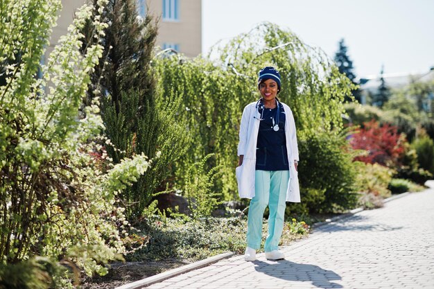 Femmina afroamericana del medico con lo stetoscopio poste all'aperto