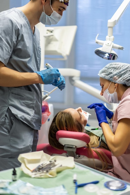 femmina alla reception del dentista