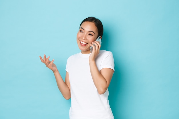 Femmina asiatica in posa casual della maglietta